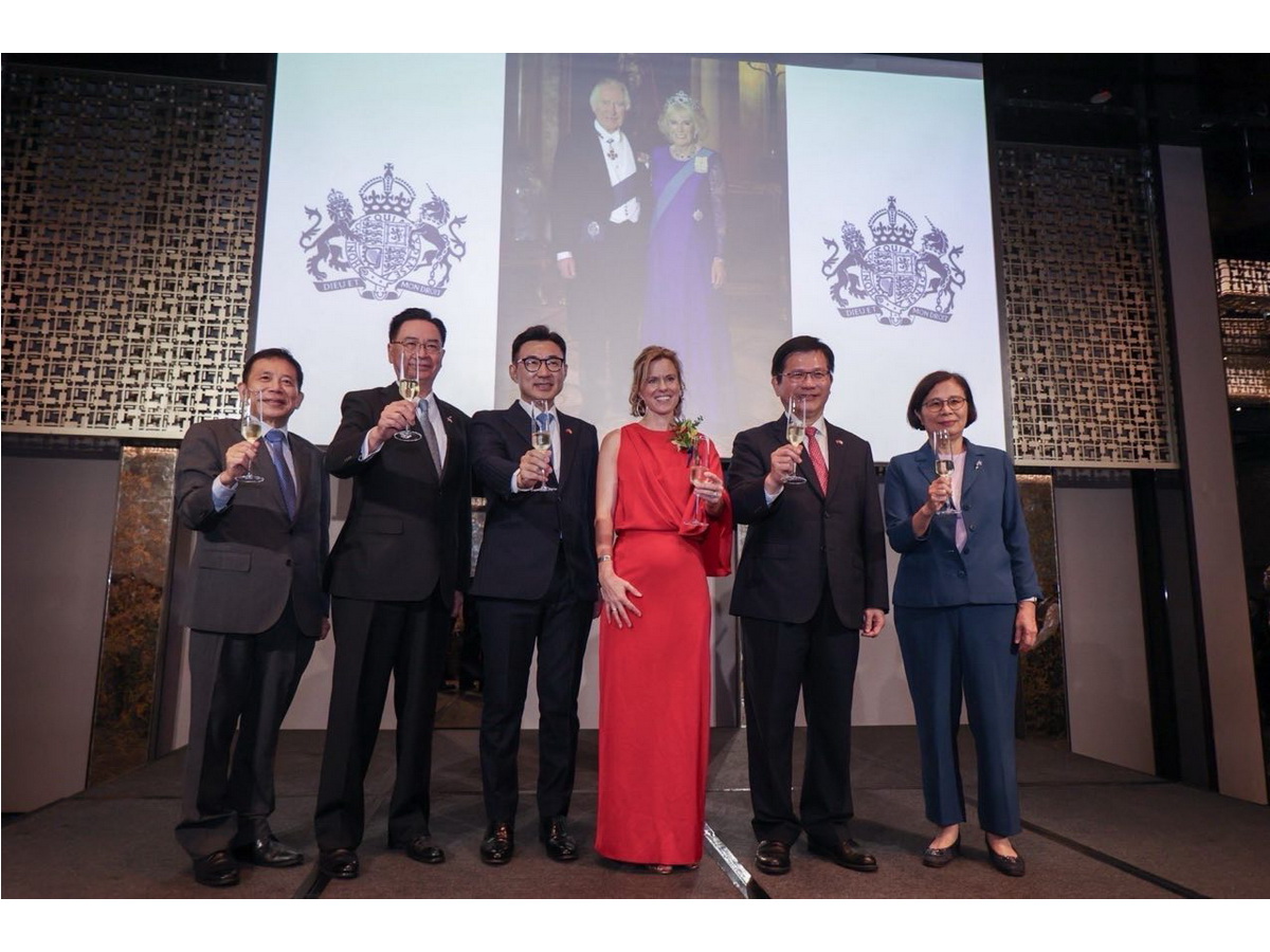 外交部長林佳龍(右二)19日晚間應邀出席英王華誕慶祝晚會，感謝英國以具體行動捍衛台海自由航行權，英國駐台代表包瓊郁(右三)強調台英共享價值 (外交部提供)
