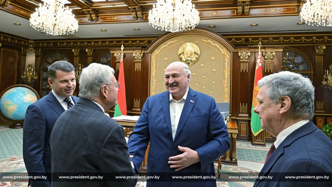 白俄羅斯總統魯卡申柯(Alexander Lukashenko)(右二)會見美國特使凱洛格(Keith Kellogg)(左二)。(白俄羅斯國家通訊社)