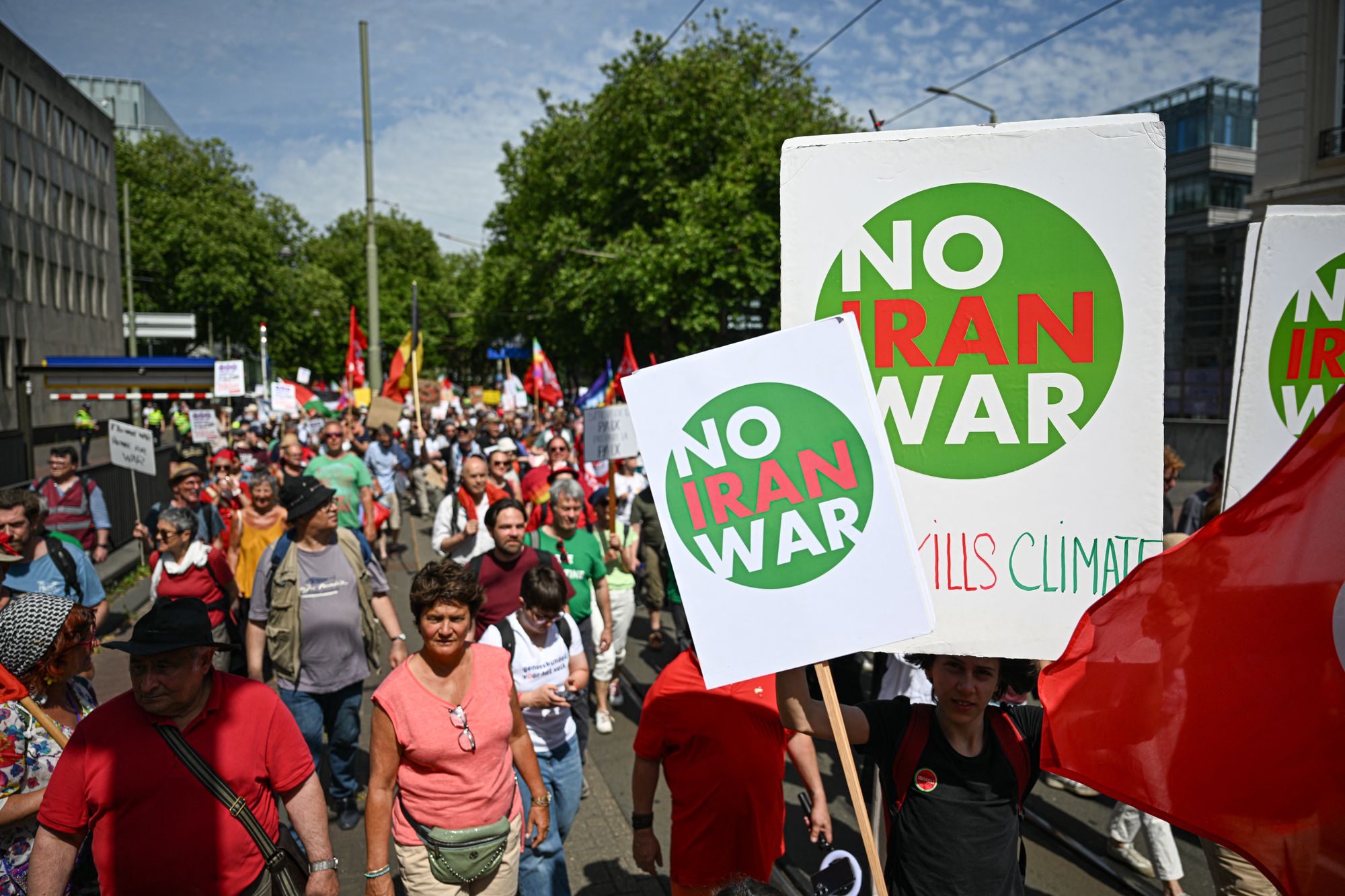 北約峰會22日於荷蘭海牙舉行，上千民眾集結在中央車站前示威抗議。 (AFP)