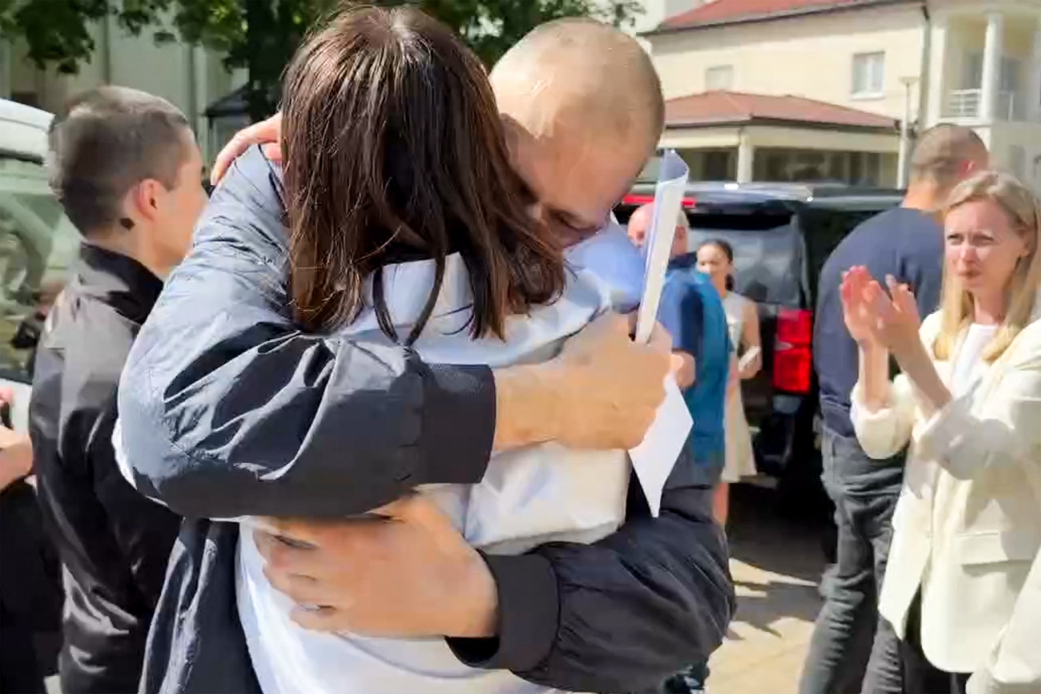 白俄羅斯遭監禁的反對派領導人季哈諾夫斯基(Sergei Tikhanovsky)獲釋，與他的妻子在立陶宛相會。(AFP)