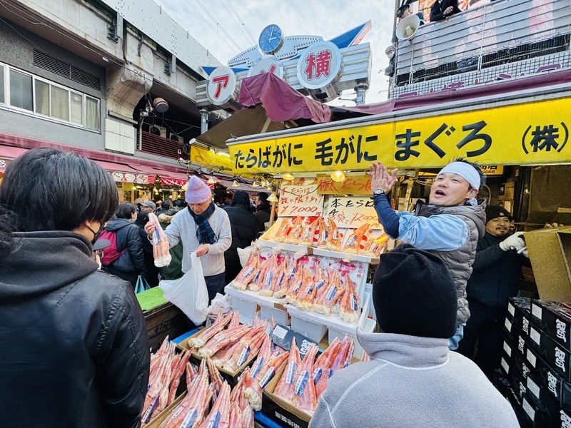 東京上野阿美橫​近日湧入大批前來購買鱈魚蟹(帝王蟹)、生鮪魚塊等年菜食材的民眾，生意強強滾。(圖：中央社)