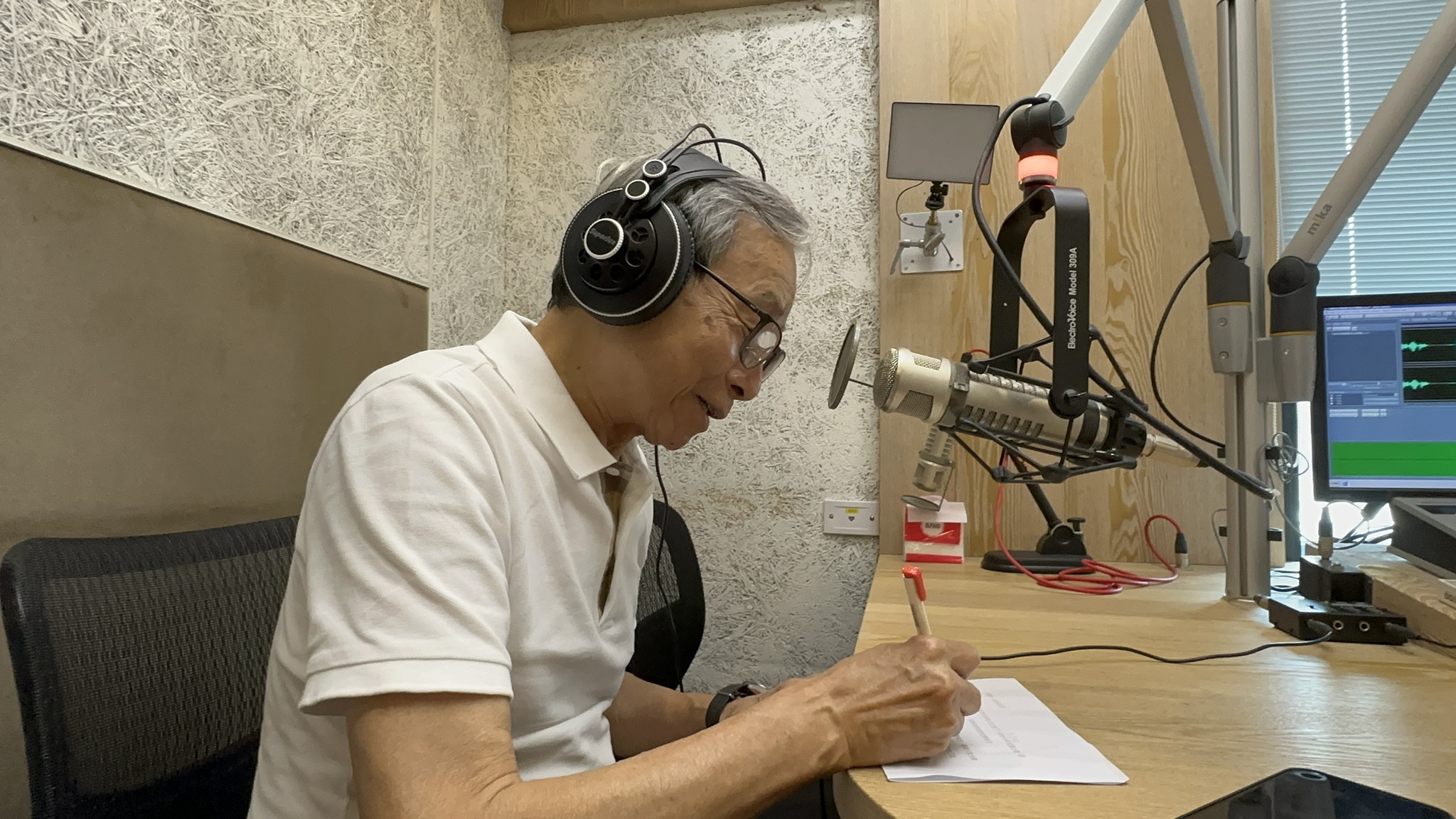 礦工之子吳念真受邀為「跟著朦朧潮濕的一天去金瓜石」展覽錄製宣傳口播。(文總提供)