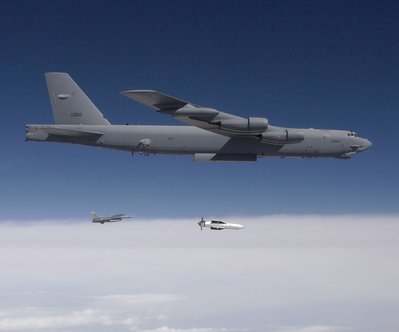 圖為B-52轟炸機投擲「碉堡剋星」GBU-57巨型鑽地彈資料畫面。   (圖：維基百科)