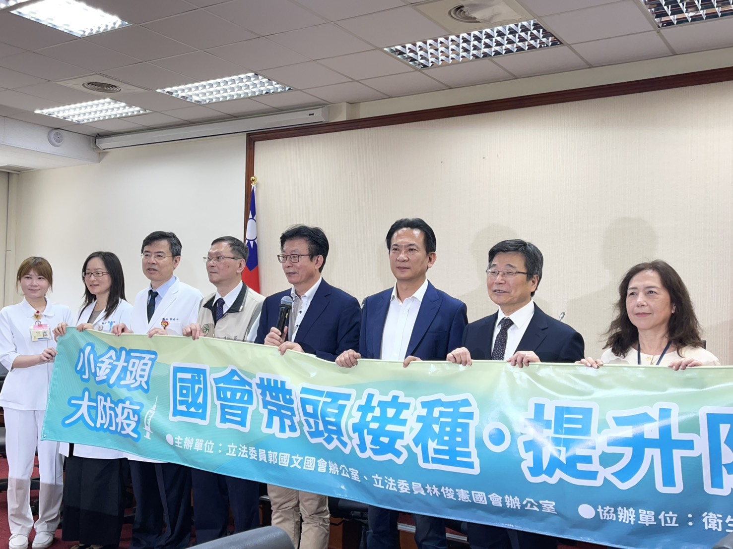 國內新冠疫情延燒，立法院24日舉行「國會帶頭施打疫苗」活動，號召高風險族群儘速接種新冠疫苗。(鄭佑漢 攝)
