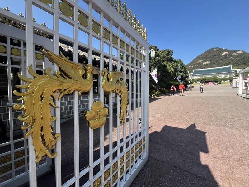 	韓國首爾青瓦台曾為韓國總統府所在，亦曾是最高權力象徵，2022年間總統府遷移後才對外開放給一般市民參觀，成為一處新興觀光景點。 (圖：中央社)