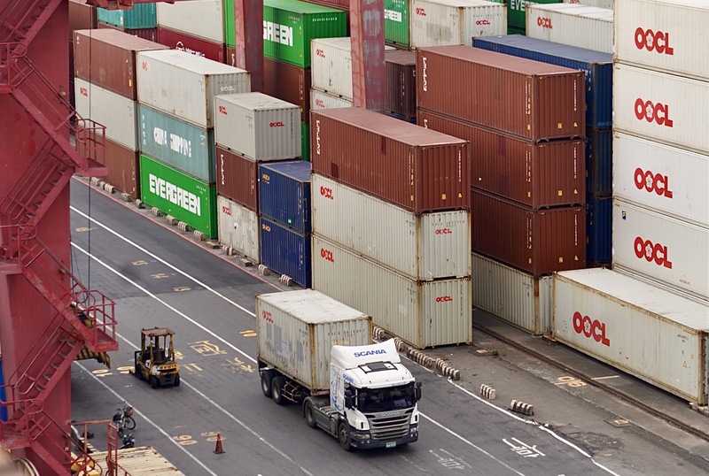 財政部9日公布最新海關進出口貿易統計。5月出口517.4億美元，創歷年單月新高。圖為高雄港區貨櫃車運載貨櫃出入。 (圖：中央社)