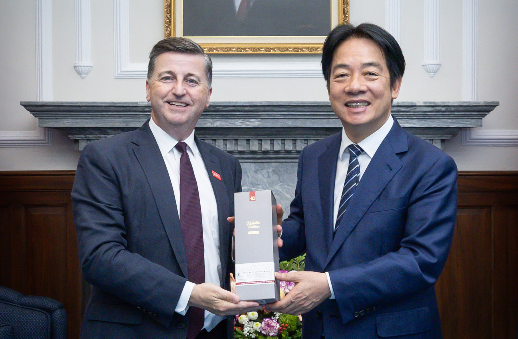 賴清德總統(右)30日接見英國商業暨貿易部副大臣艾禮遜(Douglas Alexander，左)。(總統府提供)