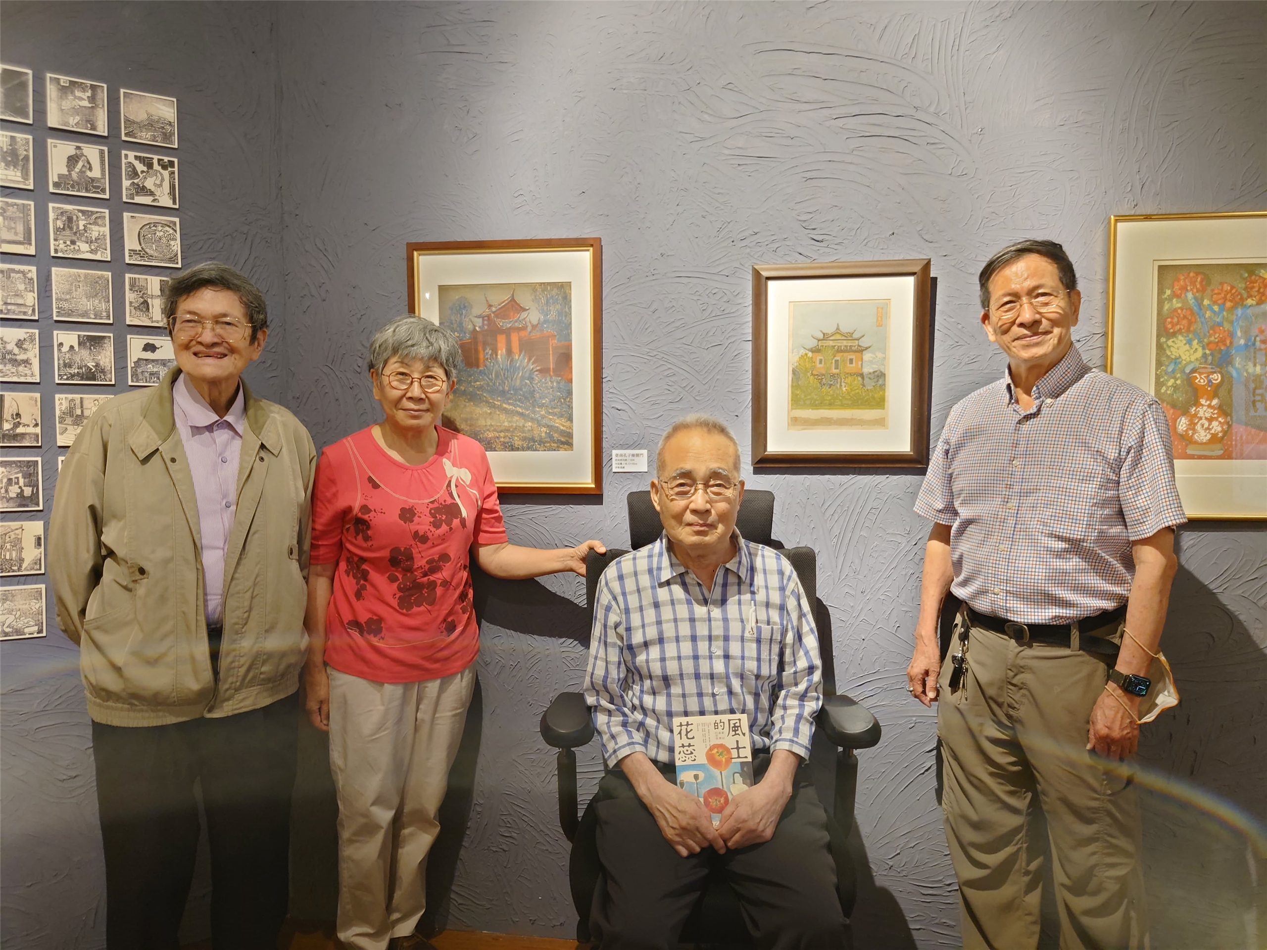 日本近代版畫創作先驅、抽象繪畫創始者-恩地孝四郎（Koshiro Onchi、1891年7月2日—1955年6月3日）於日治時代在臺灣旅行時創作的兩幅版畫《台南孔廟側門》和《臺北東門》，3日被捐贈給位於新北市三峽區的李梅樹紀念館。版畫持有者伊東進、伊東優里兄妹合影（Rti本村大資 攝）