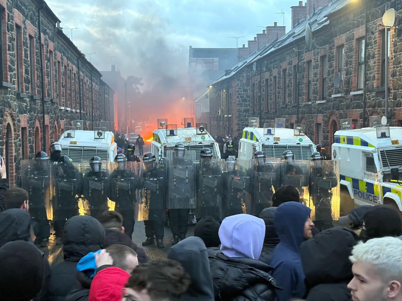 北愛爾蘭巴利米納(Ballymena)鎮中心8日在一場大規模抗議性侵案件後，爆發了社會動亂，甚至有民眾向警方丟擲物品。(X平台/@josieHerbison)