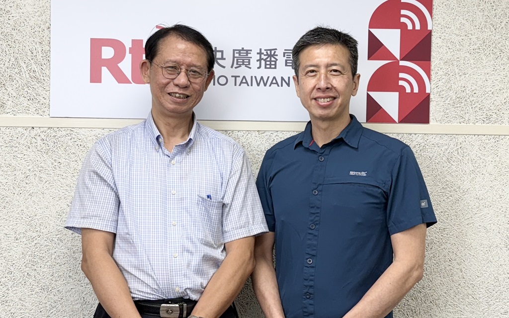 「這樣看中國」節目主持人林子立訪台大政治學系陳世民副教授(左)