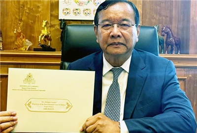 柬埔寨15日表示，已請求國際法院解決與泰國的邊界爭端。圖為副總理巴速坤(Prak Sokhonn)手持裝有一封致海牙國際法院正式信函照片。(翻攝總理Hun Manet臉書)