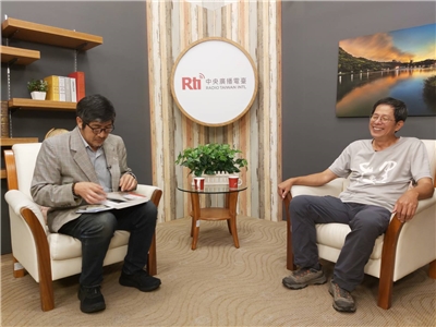 作家劉克襄（右）接受主持人廖志峯影音專訪