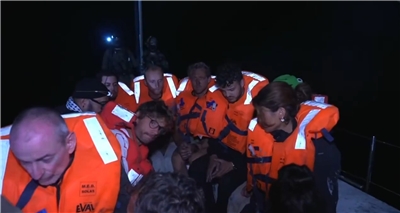 援助船闖加薩未成功，遭以色列軍方途中攔截。圖為以色列軍方人員向身穿橘色救生衣的社運人士發送三明治和水。(X平台@IsraelMFA)