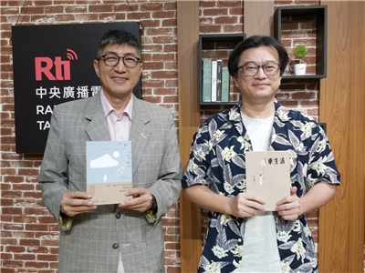 作家吳億偉（右）與主持人廖志峯合影