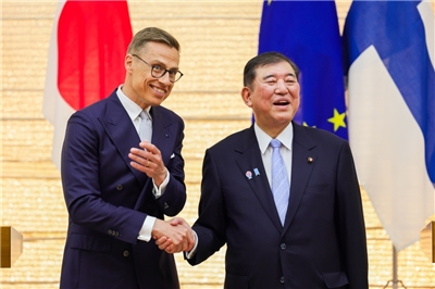 日本首相石破茂(右)與芬蘭總統史塔布(Alexander Stubb)(左)於11日在東京會晤。(圖 : 日本外務省)