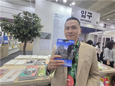 台灣作家陳思宏《鬼地方》在韓國爆紅，還有讀者一見他當場激動落淚。(江昭倫 攝)