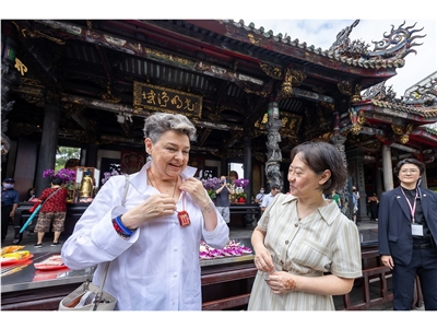 外交部長林佳龍妻子廖婉如(右)陪同瓜地馬拉第一夫人貝娜多(Lucrecia Peinado)參訪龍山寺，香火袋佩戴脖子上，融入台灣文化 (圖取自林佳龍臉書)