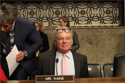 美國民主黨聯邦參議員凱恩（Tim Kaine）(圖)今天（16日）睽違數年再度提案，要求總統川普未經國會授權不得對德黑蘭動武。(資料照：中央社)