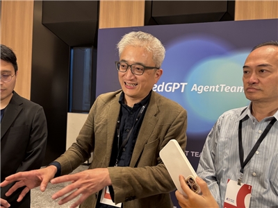 台灣人工智慧實驗室創辦人杜奕瑾宣布推出Agentic AI(代理式AI)「FedGPT AgentTeam」，讓資料只停留在企業內部，語言模型也有效降低偏見問題，防止中國外宣式用語出現。（楊文君 攝）
