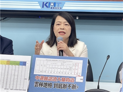身兼國民黨組發會主委的立委許宇甄今天(23日)於記者會上受訪表示，國民黨將於選前黃金週、選前之夜舉行大型造勢，同時和民眾黨合作，催出年輕的不同意罷免票。(鄭佑漢 攝)