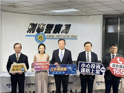 近日假冒公務機關詐騙案件升溫，刑事警察局17日召開記者會邀請藝人謝忻(左2)出席，呼籲共同全民共同防詐。(鄭佑漢 攝)