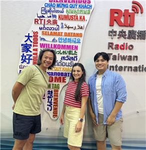 「新住民心力量」廣播節目13日播出最新一集，這一集由央廣華語主持人巫巴克擔任主持人，邀請到台灣人Vico、西班牙人Alba這對夫妻檔擔任節目來賓。(圖：央廣)