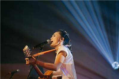 入圍2025金曲獎多項獎項的排灣族創作歌手戴曉君。(圖：Facebook@戴曉君 Sauljaljui)