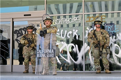 圖為美國加州國民兵10日駐守洛杉磯市內的聯邦大樓。