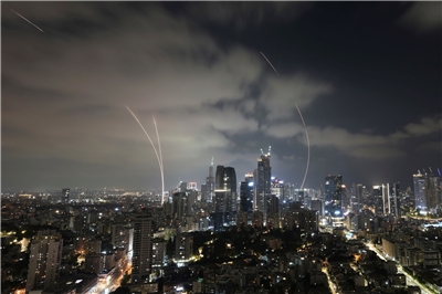 葉門叛軍「青年運動」15日表示，他們和伊朗共同合作向以色列發射飛彈。圖為以色列防空系統攔截飛彈。