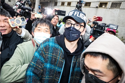 新北地檢署16日偵結藝人王大陸躲兵役案，起訴王大陸等24名役男及4名仲介。圖為王大陸(黑帽者)早前出庭應訊。