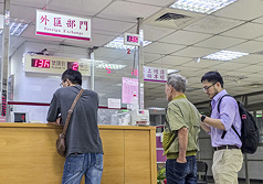 台灣中央銀行5日公布5月外匯存底來到5,929.48億美元，續創歷史新高。央行說明，並非如外界所言放手讓新台幣狂升，除進場穩匯以外、也打給出口商盼能分散拋匯。圖為先前民眾於銀行排隊換匯。(圖：中央社)