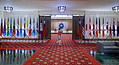 外交部入口處左方為承認台灣主權的邦交國國旗，右方為七大工業國組織（G7）國家以及印太區域等12國國旗。(中央社)
