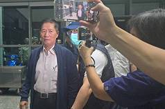 宜蘭地檢署偵辦民進黨立委陳俊宇遭幽靈連署罷免
案，國民黨宜蘭縣黨部主委林明昌（左）22日凌晨遭移送
宜蘭地方檢察署接受複訊時強調，司法會還他清白。

