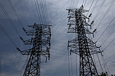 經濟部26日強調，外界對電價有諸多揣測，但電價調整仍要回歸電價審議會審議。圖為台北市內湖區高壓電塔資料照。(圖：中央社)