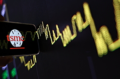 台積電開盤觸千元大關，台股漲逾百點。(資料照片/CNA)