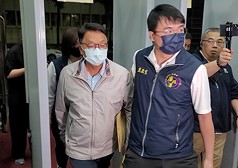 前民進黨立委陳歐珀（中）涉嫌於立委任內收受物流
公司不正利益遭檢廉搜索約談，4日凌晨移送台北地
檢署複訊。