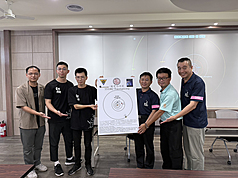 彰化高中學生發現小行星  以「彰中」台語命名
彰化高中校友、曾是天文研究社成員的謝孟邑（左
3）及洪國睿（左2）在學期間發現未知小行星，畢業
多年後以「彰中」台語命名，近期獲審核通過，2人4
日一同返回母校致贈彰中小行星認證看板。
（彰化高中提供）