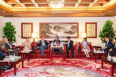 外交部長林佳龍夫婦（右4、右3）4日歡迎瓜地馬拉
共和國總統阿雷巴洛（Bernardo Arevalo，另譯：阿雷
瓦洛）伉儷（左4、左3）率團來台國是訪問。
（外交部提供）