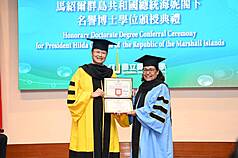 馬紹爾總統海妮獲頒嘉大名譽博士學位
嘉義大學肯定馬紹爾總統海妮（Hilda C. Heine）
（右）將教育理念融入國家治理及長期支持台灣參與
國際社會的付出，5日特別頒發教育學名譽博士學
位，以表彰其貢獻。
（嘉義大學提供）
