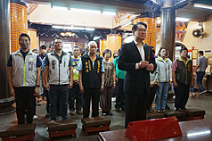 民進黨秘書長林右昌（前）日前走訪花蓮，黨內人士指出，此行除代表黨中央對花蓮的重視，亦是全黨面對3階罷免的「熱區帶動冷區」起手式。(圖：中央社)