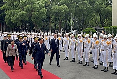 PD
賴總統出席警大畢典
總統賴清德（前左）6日出席中央警察大學畢業典
禮，警大樂儀隊列隊歡迎。
中央社記者葉臻攝  114年6月6日
