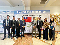 外交部及駐聖克里斯多福及尼維斯大使館率環境部及
學者專家出席第3屆「全球永續島嶼峰會」。
（外交部提供）
