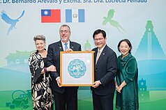 外交部長林佳龍（右2）伉儷5日致贈「元首肖像剪紙」予瓜地馬拉共和國總統阿雷瓦洛（左2）伉儷。（外交部提供）