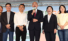 國民黨立委洪孟楷（左2）6日在立法院康園餐廳前廣場舉辦滬尾南瓜行銷活動，立法院長韓國瑜（中）出席致詞表示，當前台灣困局非常嚴重，內有內憂、外有外患，呼籲民進黨當局懸崖勒馬，停止操作大罷免，不要讓台灣亂上加亂。

