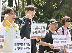 台灣基進7日偕多個在野小黨、獨派團體舉行「中正路改名卓榮泰喊停，轉型正義不應有假期」記者會，
台灣基進黨主席王興煥（左2）等高喊「大罷免就是轉型正義」、「不要中正路、不拜蔣光頭」等口號。
