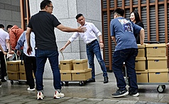罷免民進黨立委吳思瑤團隊7日下午到台北市選委會送交第二階段連署書，因領銜人張克晉未到場遭選委會拒收，須等張克晉現身送件。圖中為國民黨台北市黨部代理主委戴錫欽。
