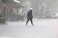 氣象署表示，9日各地天氣為多雲到晴，中南部地區午後有局部大雨發生機會。(圖：中央社)