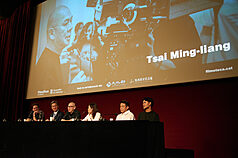 為期1個月的巴塞隆納「蔡明亮導演電影回顧展」登場，4日晚間在加泰隆尼亞電影資料館的大影廳舉行開幕式，由館長拉帕拉（左1）與駐西班牙代表處副代表張自信（左2）致詞開場，放映開幕片「日子」。蔡明亮（左3）、李康生（右2）與亞儂‧弘尚希（右1）也到場，並於映後與當地影迷座談。