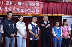 立法院長韓國瑜（右3）7日表示，如果大罷免成功，台灣民主一場空，台灣民主會發瘋，希望全民要睜開眼睛，這次的罷免就是一場政治鬥爭。(國民黨立委洪孟楷辦公室提供)