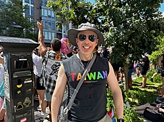 「世界驕傲節」遊行7日在美國首都華府登場。一名
美國民眾身穿印有TAIWAN字樣的T恤現身，力挺同
志權益。(中央社)
